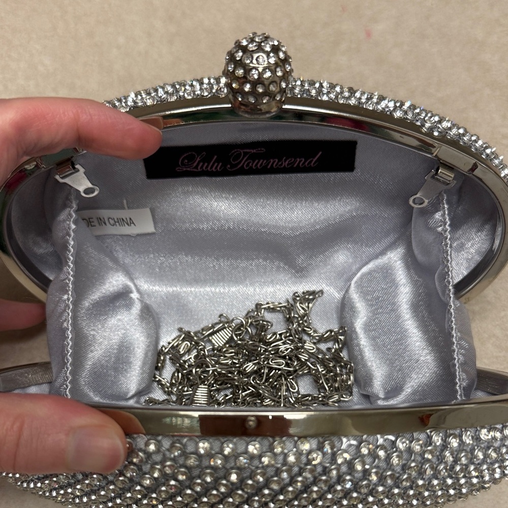 Elegant Silver Clutch (metal chain included) - Picture 6 of 6